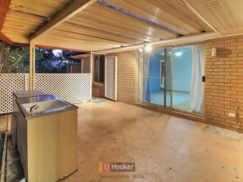 8 Dolphin Street, Macgregor QLD 4109