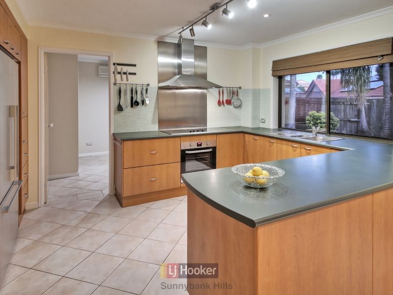 4 Caravonica Court, Calamvale QLD 4116