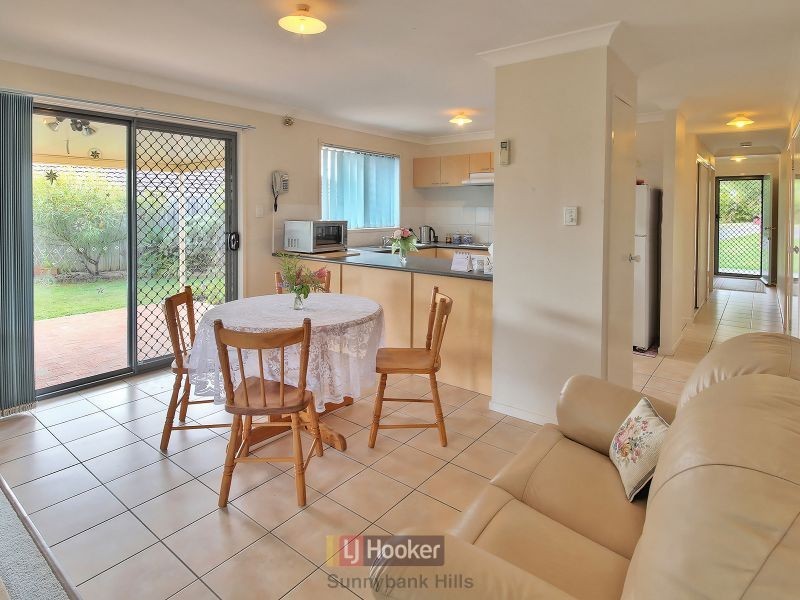 8 Robinson Crescent, Runcorn QLD 4113