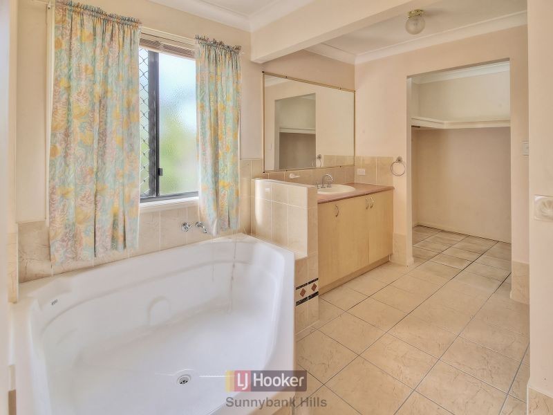 12 Mayfair Place, Stretton QLD 4116