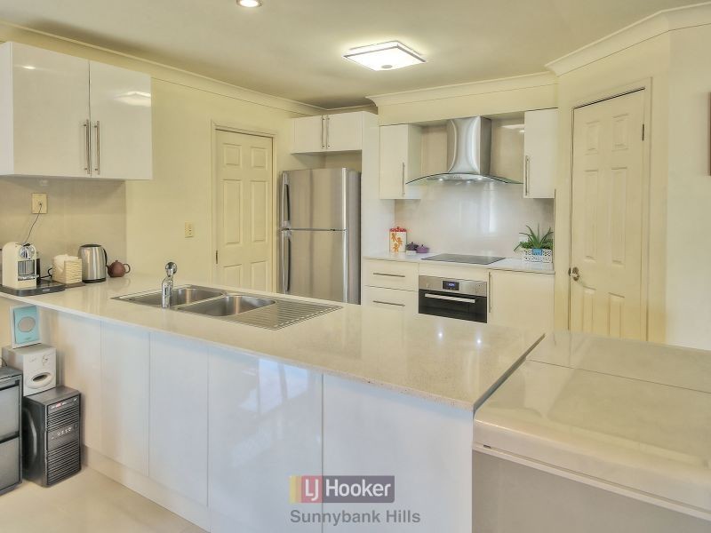 2 Hampshire Court, Calamvale QLD 4116