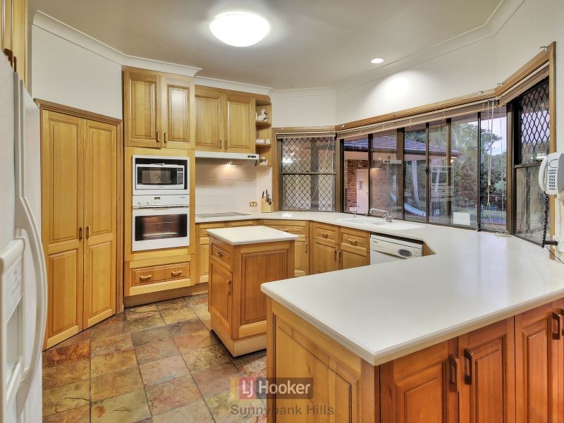 8 Gleneagles Court, Sunnybank QLD 4109