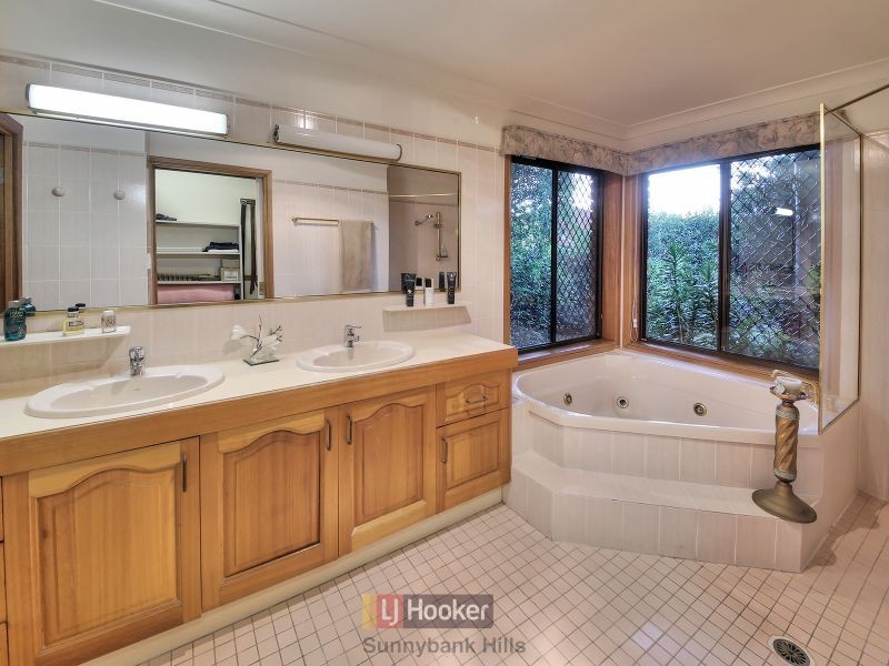 8 Gleneagles Court, Sunnybank QLD 4109