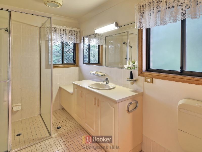 8 Gleneagles Court, Sunnybank QLD 4109