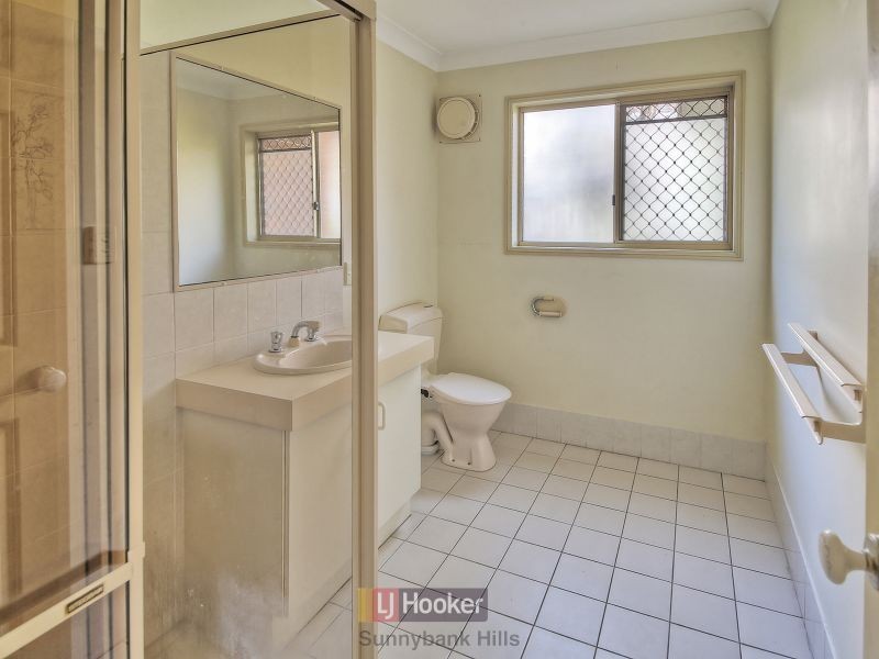 8 Maywood Crescent, Calamvale QLD 4116