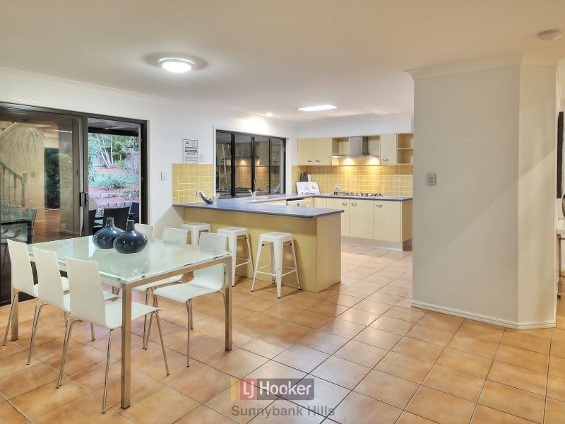 18 Victoria Crescent, Parkinson QLD 4115