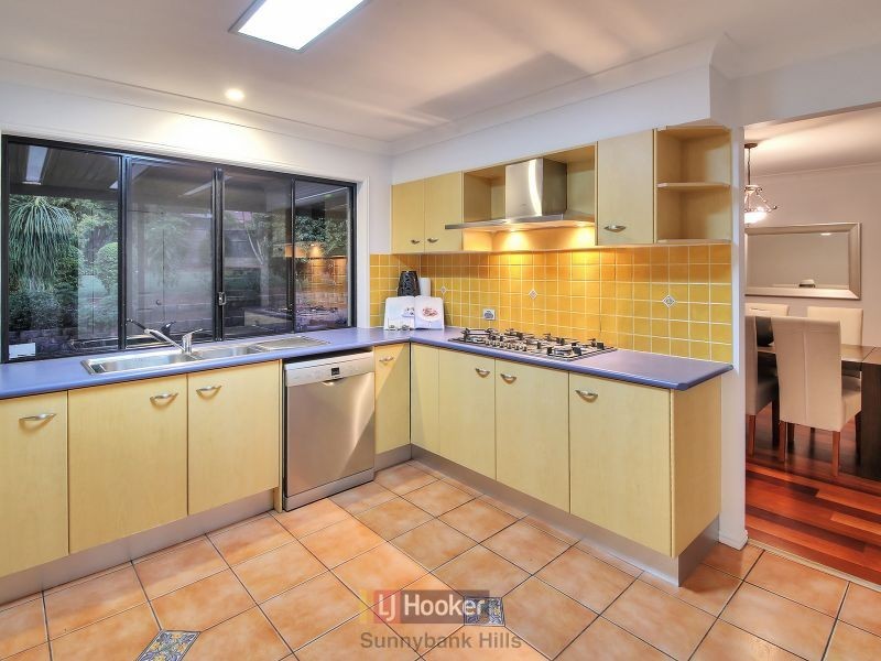 18 Victoria Crescent, Parkinson QLD 4115