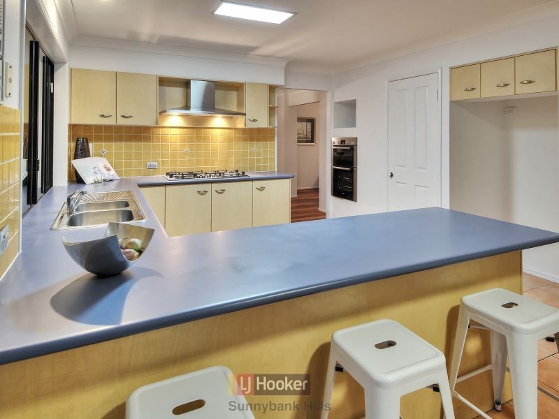 18 Victoria Crescent, Parkinson QLD 4115