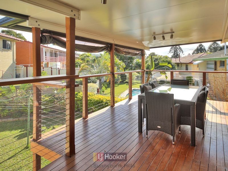 75 Granadilla Street, Macgregor QLD 4109