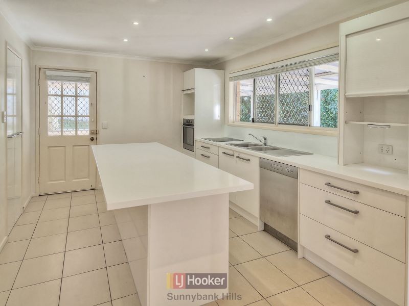 5 Boorala Crescent, Eight Mile Plains QLD 4113