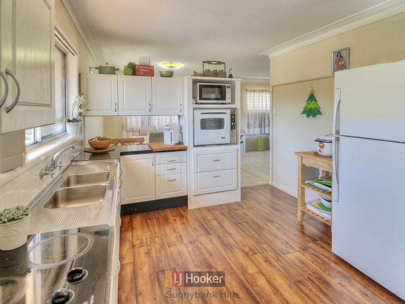 18 Tandanya Street, Mansfield QLD 4122