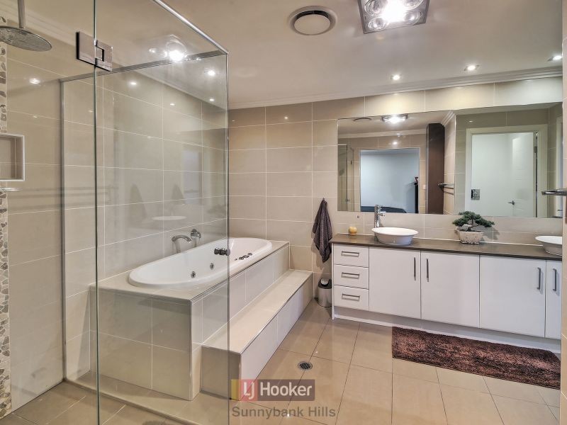 11 Grasmere Place, Carindale QLD 4152