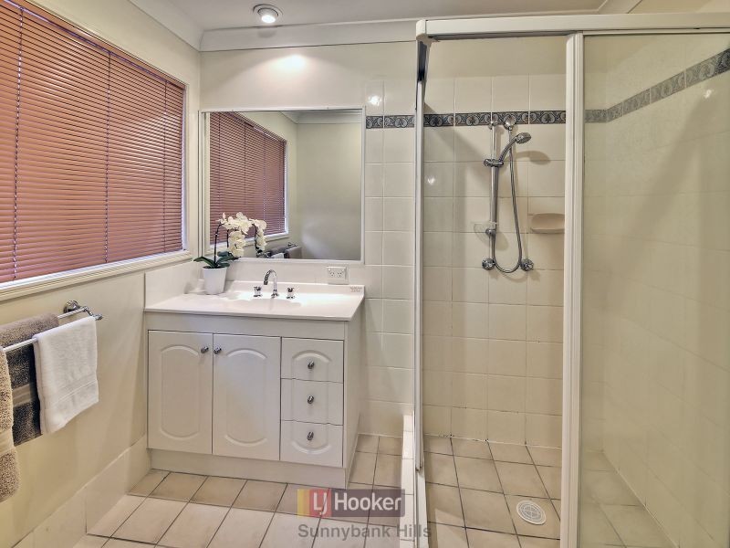 16 Regal Place, Eight Mile Plains QLD 4113