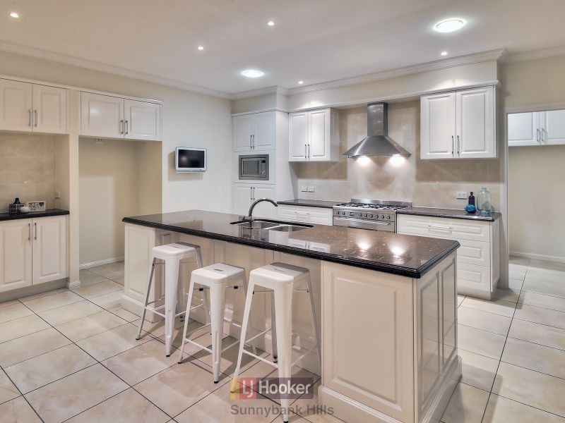 135 The Parkway, Stretton QLD 4116