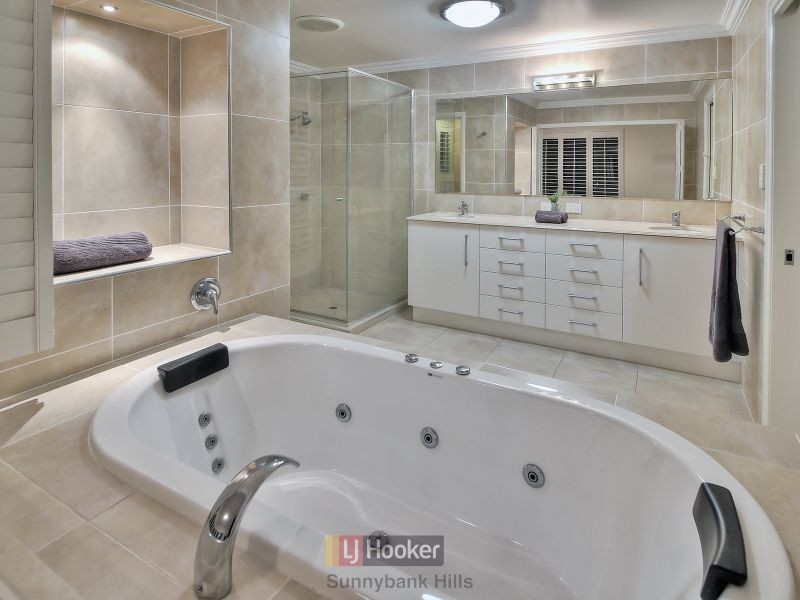 135 The Parkway, Stretton QLD 4116