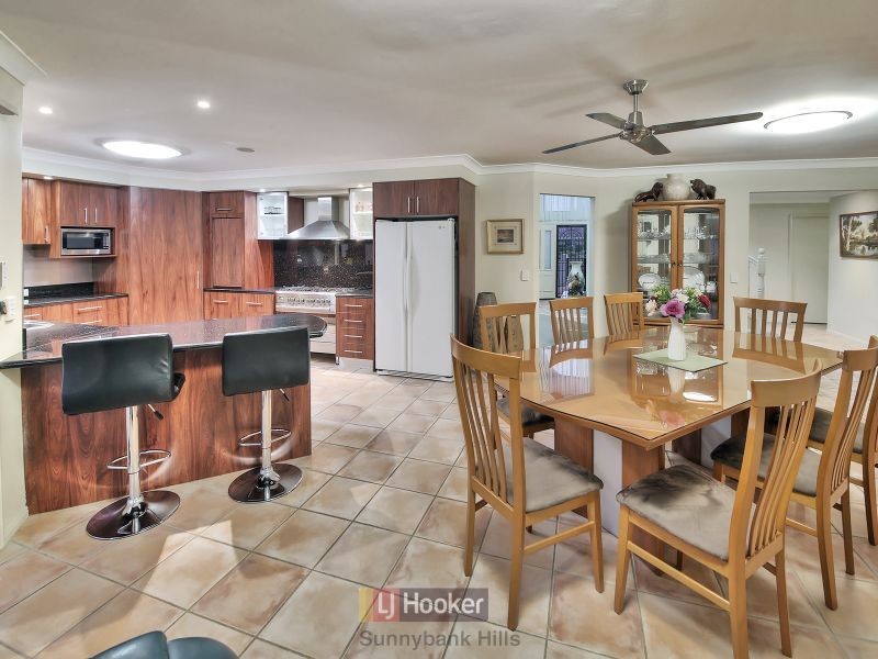 28 Honeysuckle Way, Calamvale QLD 4116