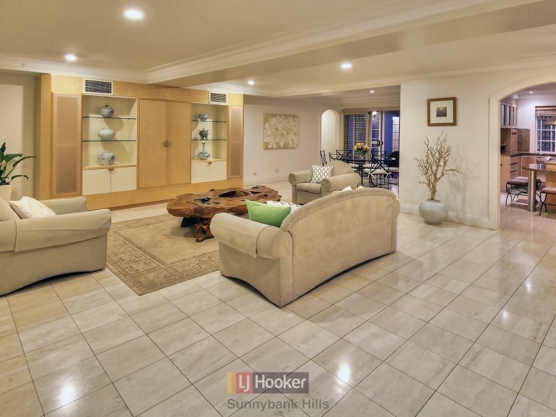 73 Delfin Drive, Macgregor QLD 4109