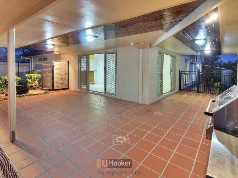 16 Janarde Place, Parkinson QLD 4115