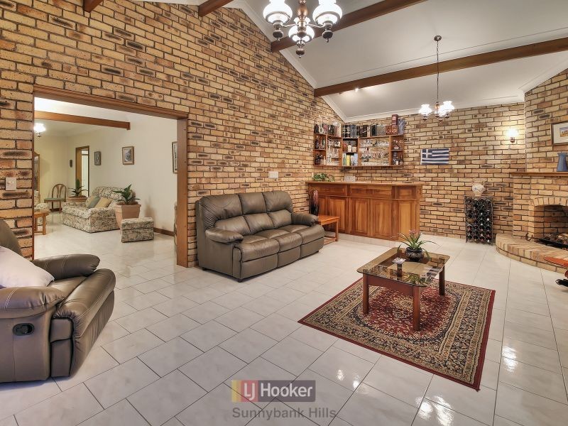 60 Delfin Drive, Macgregor QLD 4109