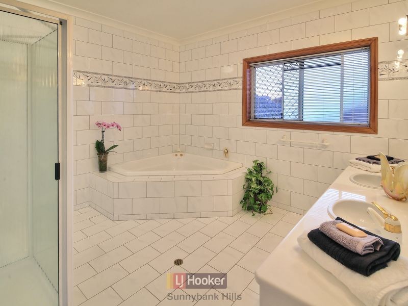 60 Delfin Drive, Macgregor QLD 4109