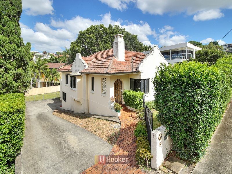 10 Grays Road, Hamilton QLD 4007