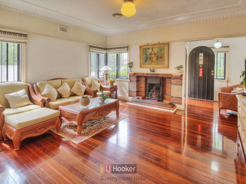 10 Grays Road, Hamilton QLD 4007