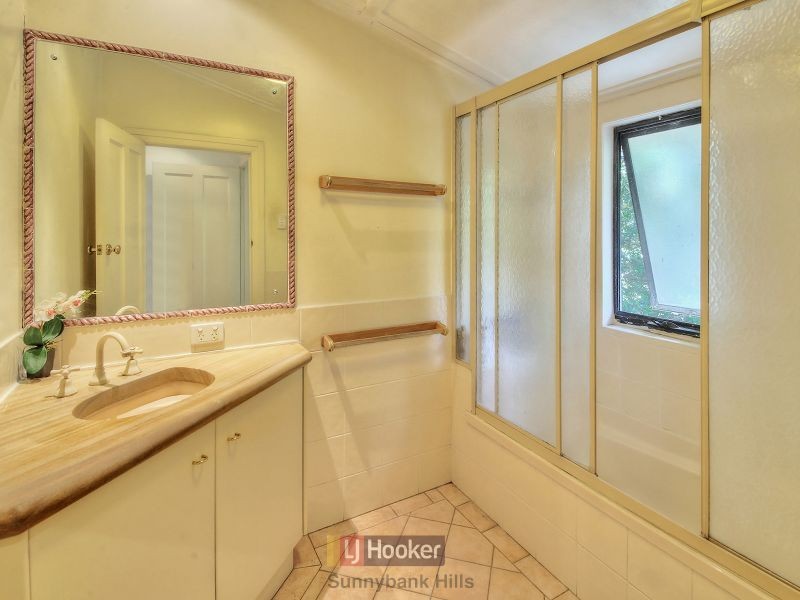 10 Grays Road, Hamilton QLD 4007