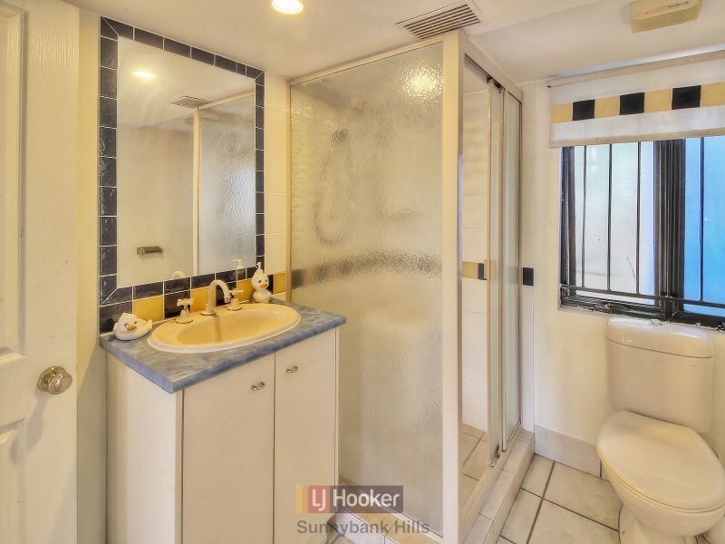 10 Grays Road, Hamilton QLD 4007