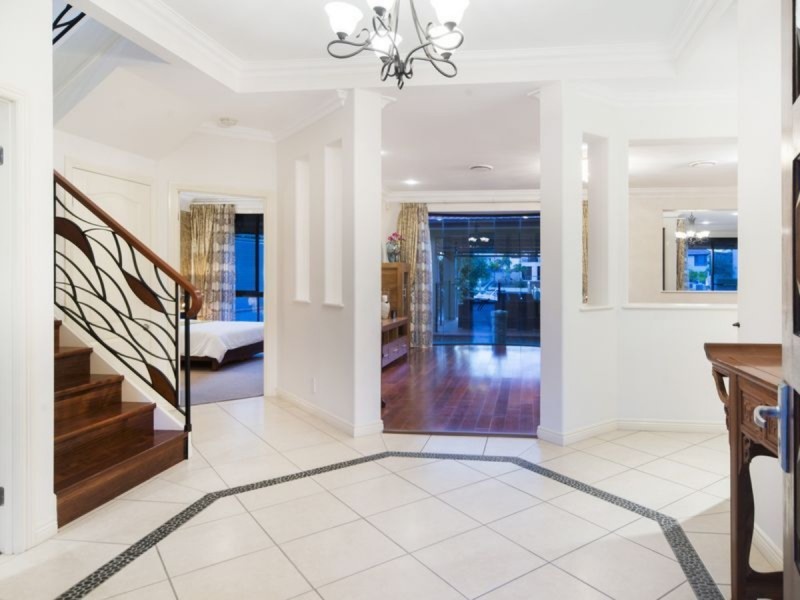17 King Charles Drive, Paradise Point QLD 4216