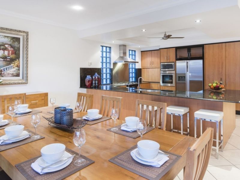 17 King Charles Drive, Paradise Point QLD 4216