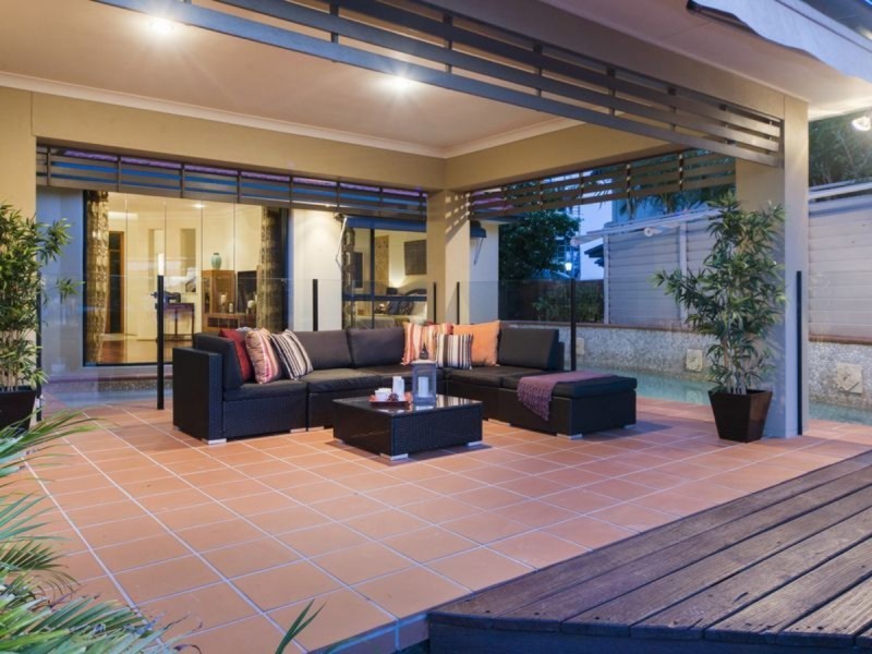 17 King Charles Drive, Paradise Point QLD 4216