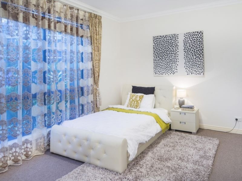 17 King Charles Drive, Paradise Point QLD 4216