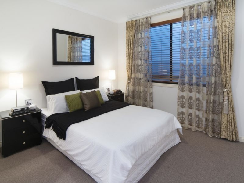 17 King Charles Drive, Paradise Point QLD 4216