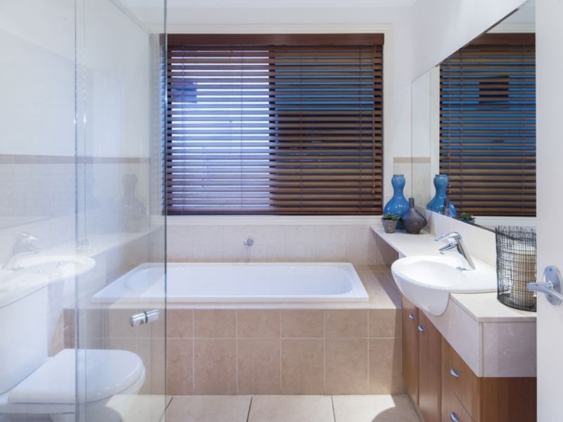 17 King Charles Drive, Paradise Point QLD 4216