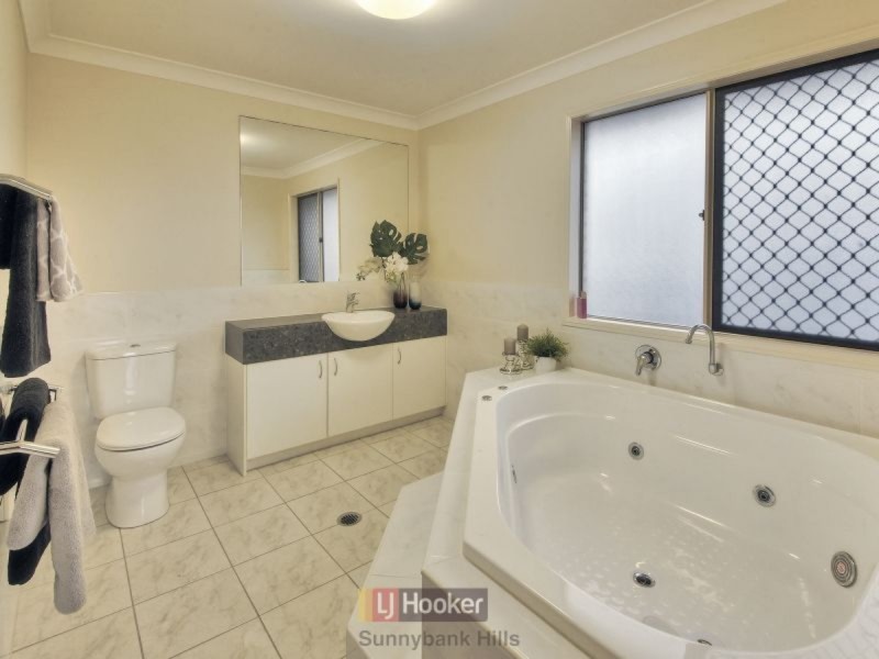 18 Larapinta Circuit, Parkinson QLD 4115