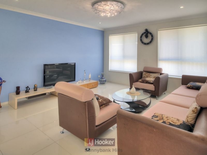 10 Golden Place, Robertson QLD 4109