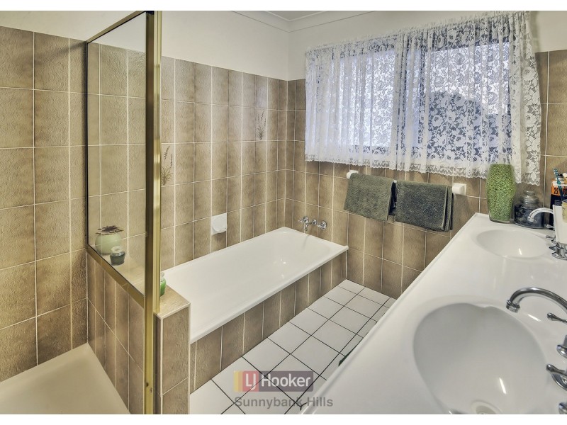 28 Carnaby Street, Macgregor QLD 4109