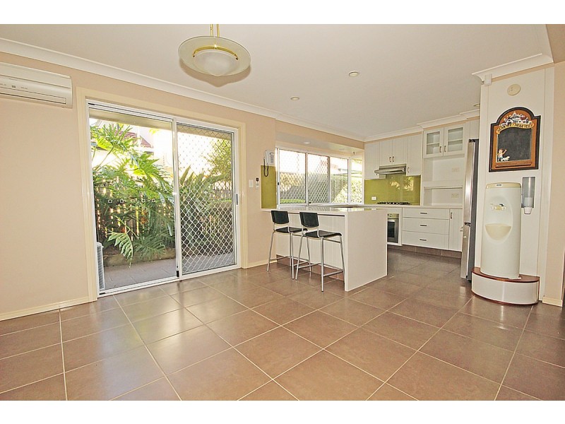 16 Victoria Crescent, Parkinson QLD 4115