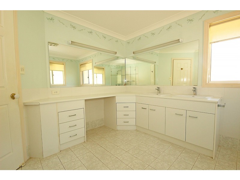 16 Victoria Crescent, Parkinson QLD 4115