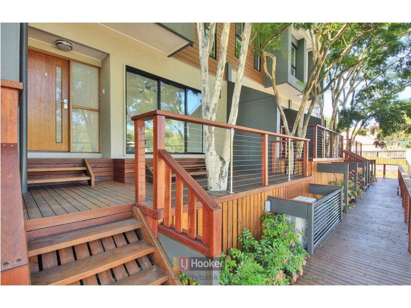819 Creek Road, Carindale QLD 4152