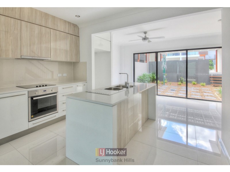 819 Creek Road, Carindale QLD 4152