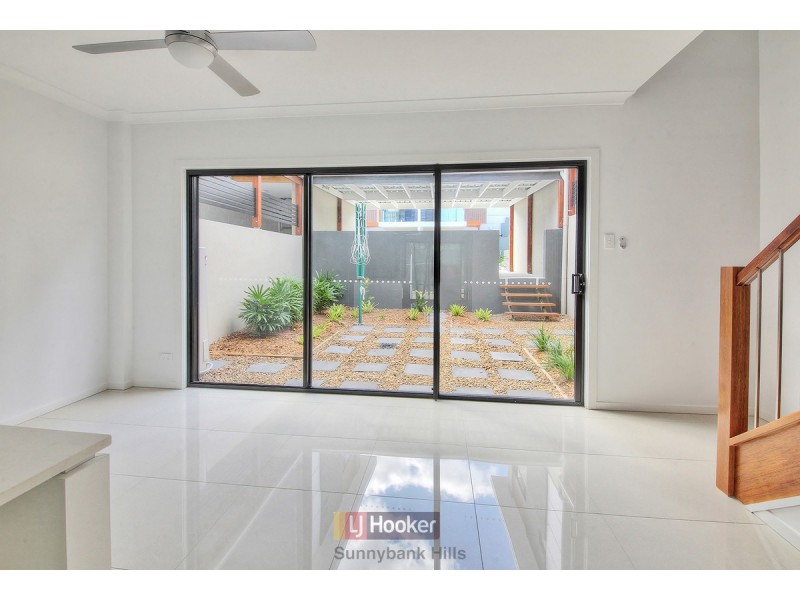 819 Creek Road, Carindale QLD 4152