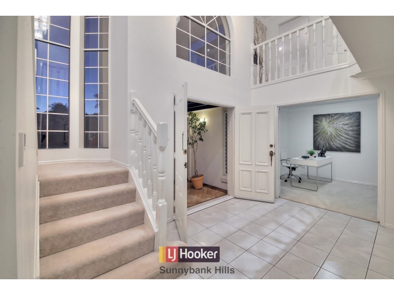 31 Windsor Place, Carindale QLD 4152