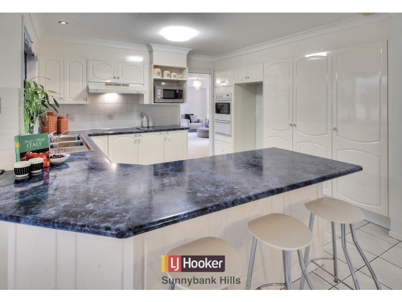 31 Windsor Place, Carindale QLD 4152