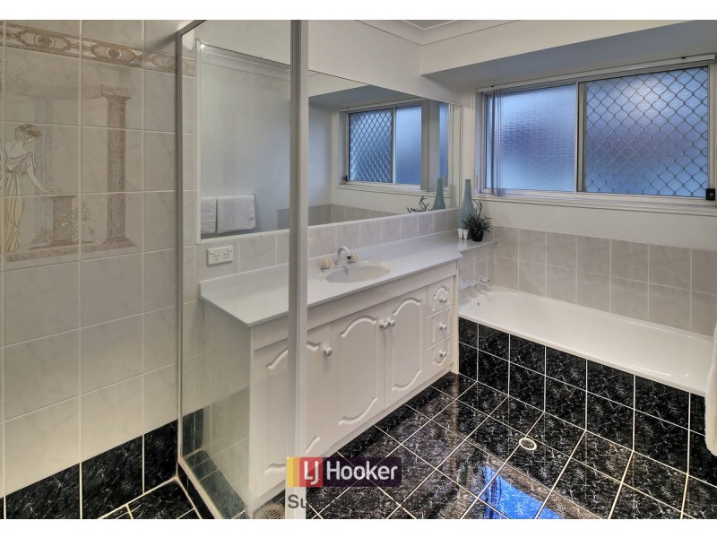 31 Windsor Place, Carindale QLD 4152