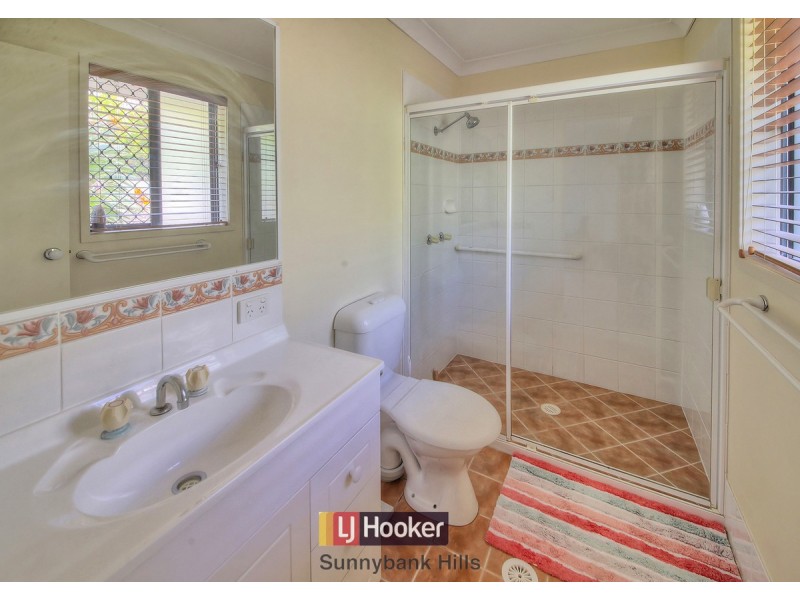 8 Cinear Court, Regents Park QLD 4118