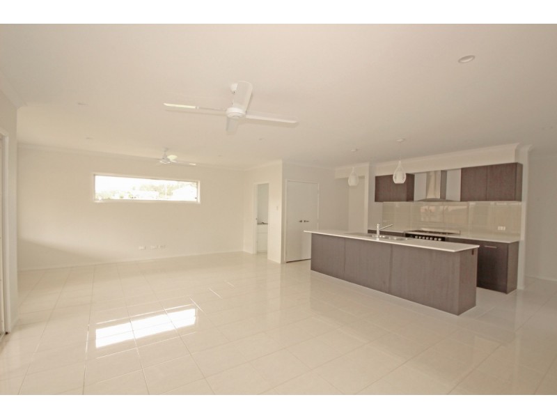 16 Parkway Street, Kuraby QLD 4112