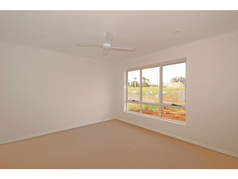 16 Parkway Street, Kuraby QLD 4112