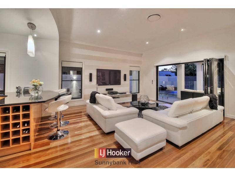 15 Eaton Place, Wishart QLD 4122