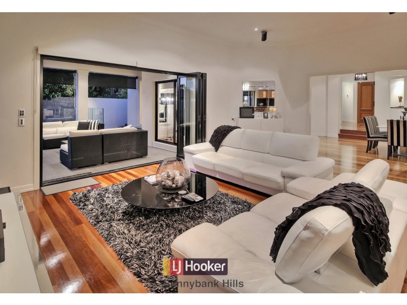 15 Eaton Place, Wishart QLD 4122